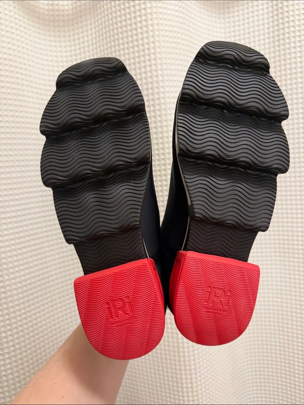 iRi WES 1 BLACK RED LOW TOP SNEAKER - size 39.5 (M6.5, W9) NWOT